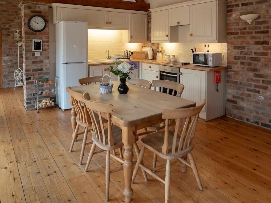 Wheelhouse . A Brick-built Barn Conversion Apartment *